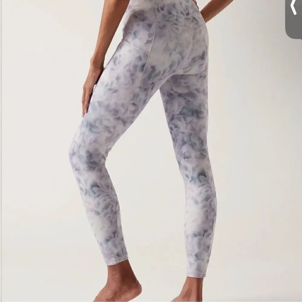 Athleta Salutation Stash Tight in Hera Abstract Grey SP Petite